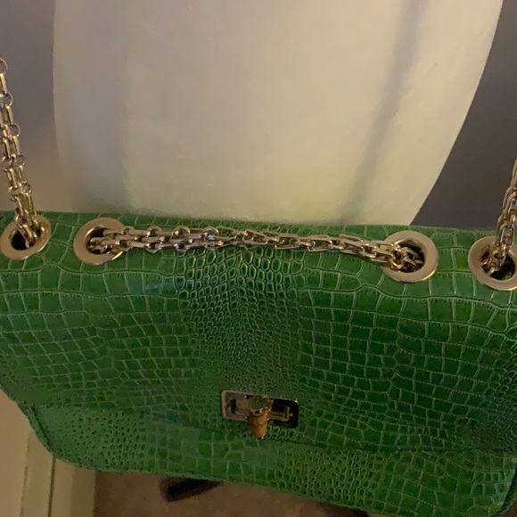 AMIRITA SINGH | green purse with gold chain - Picture 2 of 5